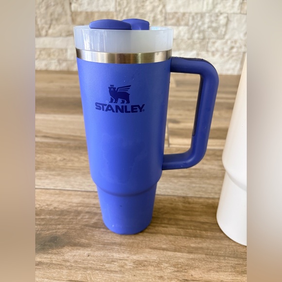 Stanley Iris Blue Water Bottle 30oz & Stanley Cream 40oz bundle of 2 - Picture 2 of 12